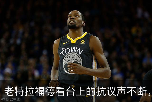 老特拉福德看台上的抗议声不断，球迷高喊卡里克下课